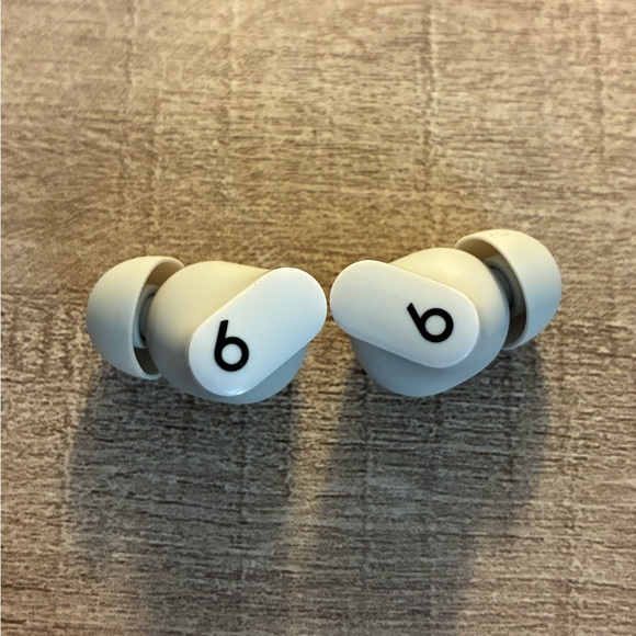 Beats Studio Buds - White - Active Noise Cancelling and Transparency Mode - Picture 2 of 4